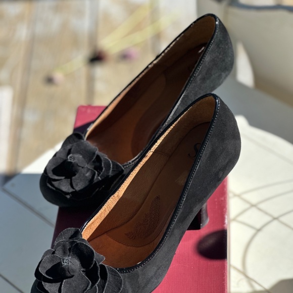 SOFFT Fiorella Black Suede Floral Applique Round Toe Slip On Pump Heels Size 9 - Picture 3 of 8